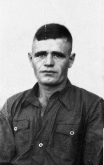 Portret mężczyzny. Dedykacja na odwrocie: "Na pamiać drugu Żeni od Wani. W dni periebywanija w [niecz.]. Pomni mniu był takoj. 17 ijul 54 Karabas".