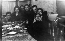 Po zwolnieniu z łagrów w hotelu. Trzeci od prawej: Czesław Jakimowicz, pozostali nierozpoznani. Zdjęcie z 1956 lub 1957 roku.