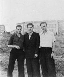 Więźniowie zwolnieni z łagrów - trzech mężczyzn na tle murowanego budynku. Pierwszy z prawej w białej koszuli: Czesław Jakimowicz, pozostali nierozpoznani (Rosjanie). Zdjęcie z 1956 lub 1957 roku.
