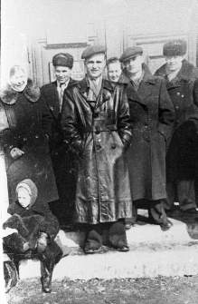 Grupa ludzi. Na pierwszym planie w skórzanym płaszczu : Czesław Jakimowicz, pozostali nierozpoznani.