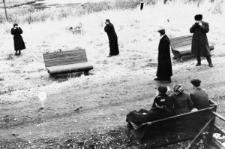 Wzajemne fotografowanie. Pierwszy z prawej: Czesław Jakimowicz (robi zdjęcie). Fotografia z 1956 lub 1957 roku.