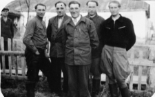 Pięciu mężczyzn na tle krajobrazu. Od prawej Franciszek Misiewicz, Józek Romanowski, NN, Wojciech Zakrzewski, Witek Wilczyński.