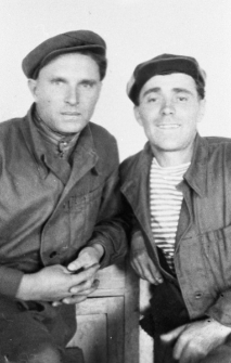 Portret dw&oacute;ch mężczyzn w strojach roboczych, od lewej J&oacute;zef Zawadzki, Wojciech Zakrzewski.