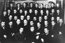 Bardzo duża grupa mężczyzn.