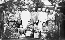 Pacjenci szpitala, drugi z prawej strony stoi Kazimierz Zienkiewicz, pozostali to Ukraińcy, Litwini i Kazachowie.