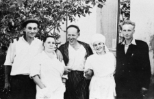 Stoją od lewej: Wacław Kozłowski, pielęgniarka NN, Kazimierz Zienkiewicz, pielęgniarka NN i Kazimierz Puchalski. Zienkiewicz był pacjentem obozowego szpitala, dwaj jego koledzy przebywali już w tym czasie na wolności.