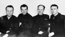 Byli więźniowie łagrów przebywający na zesłaniu, siedzą od lewej: Władysław Pietkiewicz, Bronisław Szeremeta, Kazimierz Zienkiewicz, Józef Rymkiewicz.