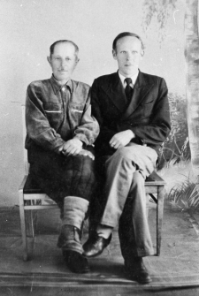 Polacy-łagiernicy po zwolnieniu z obozu, w szpitalu. Portret dwóch mężczyzn siedzących na krzesłach. Od lewej: Kazimierz Zienkiewicz, Leopold Knispel.