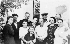 Personel szpitala - wszystkie kobiety poza stojącą z lewej Jadwigą Puchalską, mężczyźni od lewej: Mieczysław (nazwisko nieznane), Kazimierz Puchalski, Leopold Knispel, Wacław Kozłowski i Kazimierz Zienkiewicz.