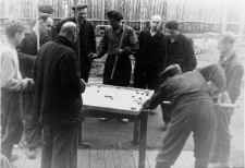 Polacy, więźniowie łagrów, oczekujący w przejściowym łagrze w Poćmie na powrót do Polski. Przy stole bilardowym, od lewej: NN, Henryk Urbanowicz (z kijem, zwrócony profilem), NN, Edward Buca (stoi tyłem, na pierwszym planie), pozostali nierozpoznani.