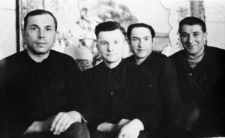 Czterech mężczyzn we wnętrzu. "Józef Zawadzki, Kazimierz Arciszewski (razem przyjechaliśmy do kraju), Wojciech Zakrzewski i Józek dentysta - technik dentystyczny, w obozie koronki robił."