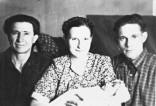 Od lewej Borsań, Irena Zakrzewska i Henryk Zakrzewski - portret trzech osób (kobieta z niemowlęciem) we wnętrzu.