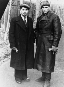 Portret dwóch mężczyzn, jeden w płaszczu, drugi w skórze. Od lewej Józef Zawadzki, Wojciech Zakrzewski.