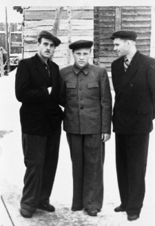 Portret trzech mężczyzn na tle drewnianego budynku. Od lewej: Wilczyński, Chodor, Wojciech Zakrzewski.