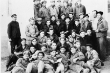 Duża grupa mężczyzn w strojach roboczych.