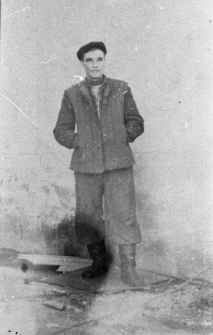 Mężczyzna w ubraniu roboczym.