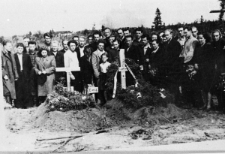 Polacy, byli więźniowie łagrów na przymusowej zsyłce. Pogrzeb, za prawym krzyżem po lewej: Teresa Kiżuk.