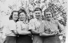 Cztery kobiety na tle drzew.