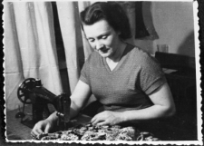 Kobieta szyjąca na maszynie.