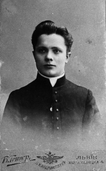 Portret młodego mężczyzny, prawdopodobnie duchownego. Na tekturce logo fotografa po rosyjsku: B.Genier, Lwiw, Koralnicka 4.