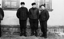 Po zwolnieniu z łagru jesienią 1954 roku. Trzech mężczyzn w waciakach i futrzanych czapkach. W środku: Jerzy Andruszkiewicz, pozostali nierozpoznani.