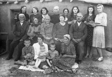 Grupa Polak&oacute;w, deportowanych w kwietniu 1940 ze Złoczowa do ZSRR. Dolny rząd od lewej: Jerzy Fedak, NN, NN, NN, Julia Fedak; środkowy rząd od lewej: Daniel Hosowski (sędzia ze Złoczowa), NN, Anna Hosowska, NN, NN; g&oacute;rny rząd od lewej: Zofia Mosowska, NN, NN, NN, NN, NN, NN, Świętosława Fedak. Zdjęcie wykonane latem.