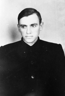 Jerzy Picheta podczas odbywania wyroku w łagrze. Zdjęcie portretowe sprzed października 1954 roku.