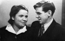 Ślub Zbigniewa Szelkinga i Sabiny (nazwisko nieznane) po zwolnieniu z łagru, w trakcie pobytu na przymusowym osiedleniu. Portret pary. Podpis na odwrocie: "Drogiemu Jurkowi w dniu wyjazdu w rodzinne strony od najpoważniejszego małżeństwa w Norylsku".