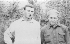 Więźniowie łagr&oacute;w. Dw&oacute;ch mężczyzn na tle zarośli, od lewej: Eugeniusz Markisz, Wacław (nazwisko nieznane).