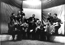 Orkiestra więźniów łagru. W środku z uniesioną ręką: Władysław Malec-Malczewski (późniejszy śpiewak operowy).