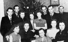 Boże Narodzenie. Grupa osób przy ubranej choince.