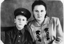 Suchanowa (imię nieznane) wraz z synem, Rosjanka, lekarka. Zdjęcie wykonane w latach 50-tych.
