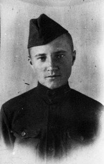 Portret mężczyzny w mundurze żołnierza Armii Czerwonej.