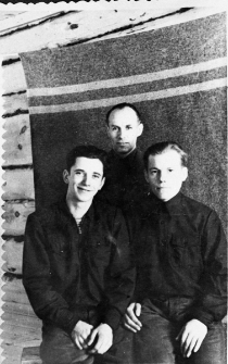 Przymusowo osiedleni na Syberii. Od lewej: Tadeusz Bukowy, NN (oficer z procesu gen. Okulickiego), Antoni Urbanowicz. Zdjęcie wykonane w latach 50-tych.