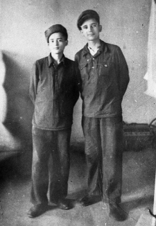 Dw&oacute;ch mężczyzn w strojach roboczych. Od prawej: Tadeusz Bukowy, Tadeusz Skraba podczas zsyłki.