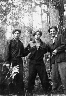 Trzech mężczyzn w lesie. Od lewej: Tadeusz Filc, Edward Galemba (ze Lwowa), Tadeusz Skraba.