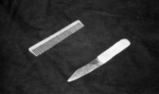 Przedmioty wykonane przez więźni&oacute;w obozu.