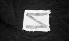 Pamiątka z obozu, prawdopodobnie naszywka na ubranie więźnia.