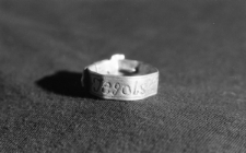 Przedmioty wykonane przez więźni&oacute;w obozu.