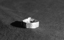 Przedmioty wykonane przez więźni&oacute;w obozu.