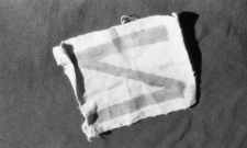 Przedmioty wykonane przez więźni&oacute;w obozu.