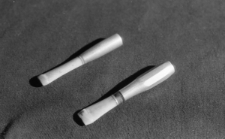 Przedmioty wykonane przez więźni&oacute;w obozu.