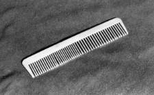 Przedmioty wykonane przez więźni&oacute;w obozu.