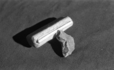 Przedmioty wykonane przez więźni&oacute;w obozu.