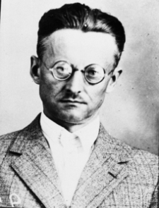 Stanisław Budkiewicz, działacz PPS-Lewicy, a potem partii komunistycznej, uczestnik Rewolucji Październikowej i wojny 1920 roku, w 1937 sekretarz Ludowego Komisarza Spraw Wojskowych, aresztowany 9.06.1937, rozstrzelany 21.09.1937 - fotografia wykonana w więzieniu.