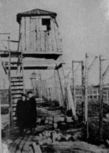 Natalia Odyńska i Olgierd Zarzycki, zwolnieni z łagrów, przed wieżą strażniczą zlikwidowanego obozu, w tak zwanej "martwej strefie".