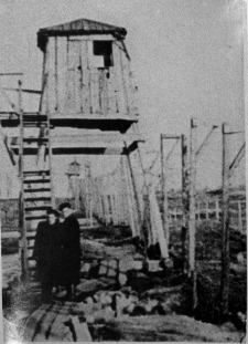 Natalia Odyńska i Olgierd Zarzycki, zwolnieni z łagrów, przed wieżą strażniczą zlikwidowanego obozu, w tak zwanej "martwej strefie".