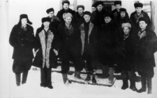 Grupa mężczyzn w strojach zimowych.