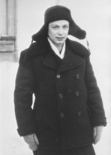 Michał Tatarzycki na zsyłce po zwolnieniu z łagru, na tle budynku, w którym mieszkali Natalia i Edmund Weberowie.