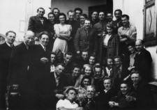 Polacy zwolnieni z łagr&oacute;w przebywający na zesłaniu w Workucie; na zdjęciu m.in. Edward Muszyński, Piotr Pietkiewicz, Edmund Weber, Świetlikowski, Wanda Cejko-Kiałka, pp. Grzywaczowie, Michał Tatarzycki, Barbara Dudycz, Natalia Zarzycka, Janina Muszyńska, St. Kuźma, Cybulski.